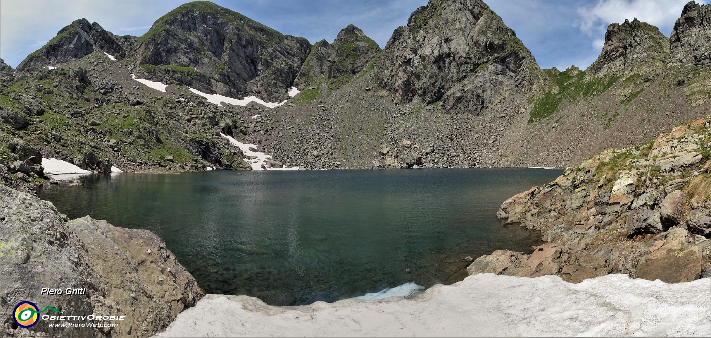42 Eccomi al Lago Rotondo di Trona (2224 m) con le ultime chiazze di neve.jpg